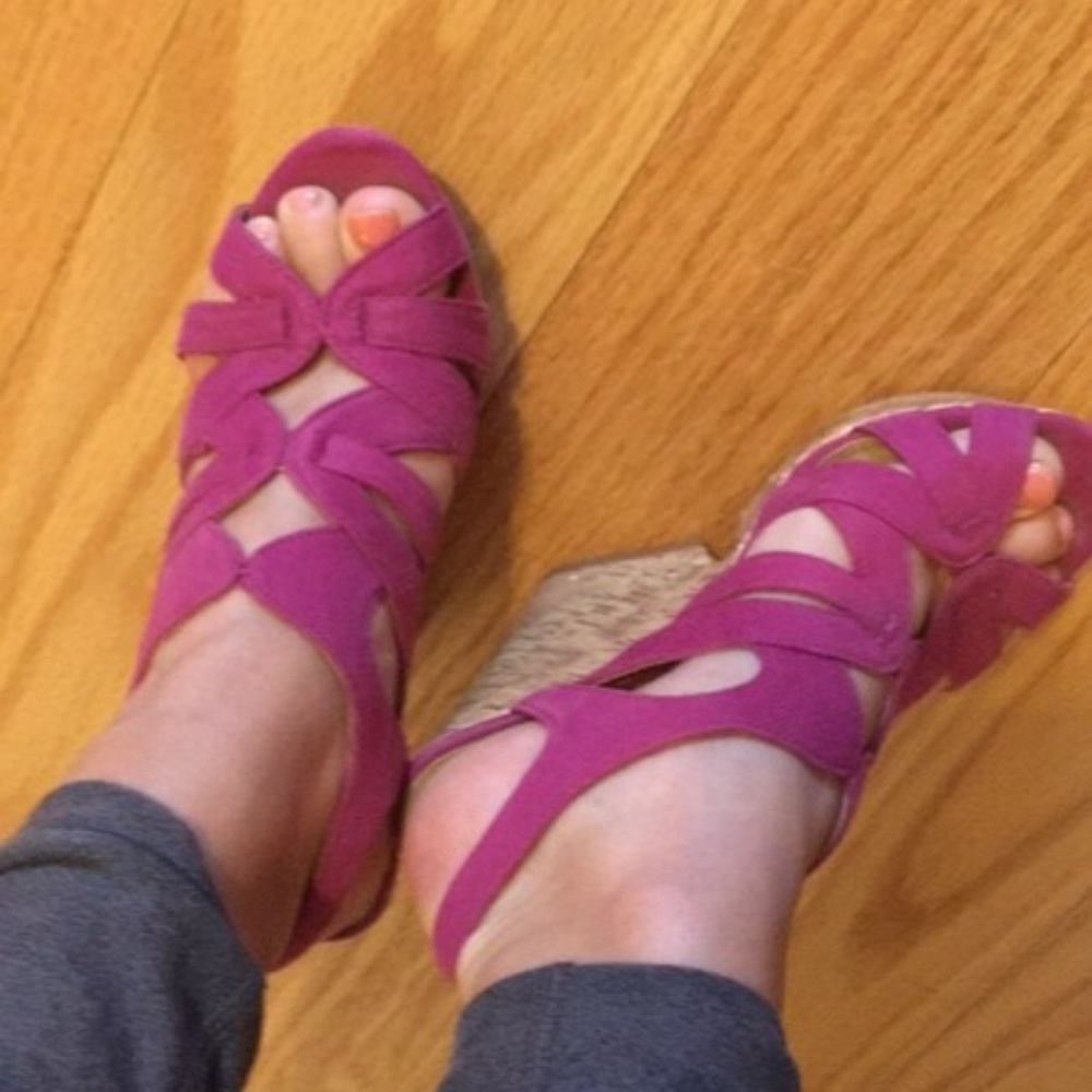 Magenta strappy wedges